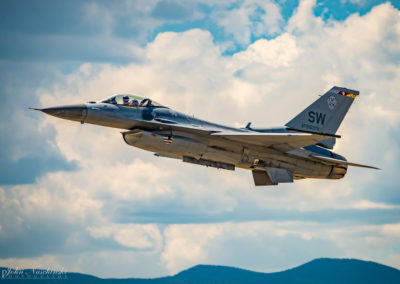 F-16 Viper Taking Off - Photo 02